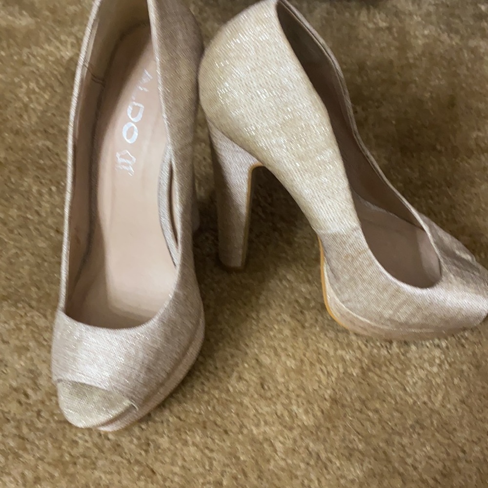 👠 - Picture 2 of 2